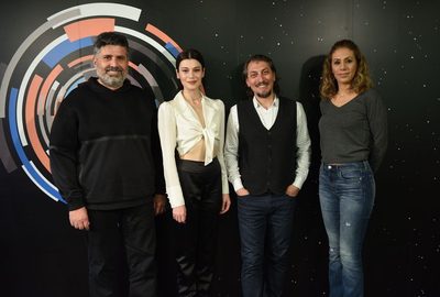 Capa da minisserie Ask Tesadufleri Sever o Amor Adora Coincidências